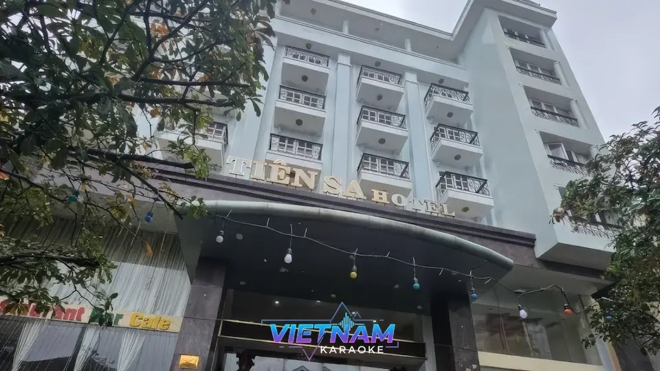 다낭 넘버원 가라오케 입구와 간판