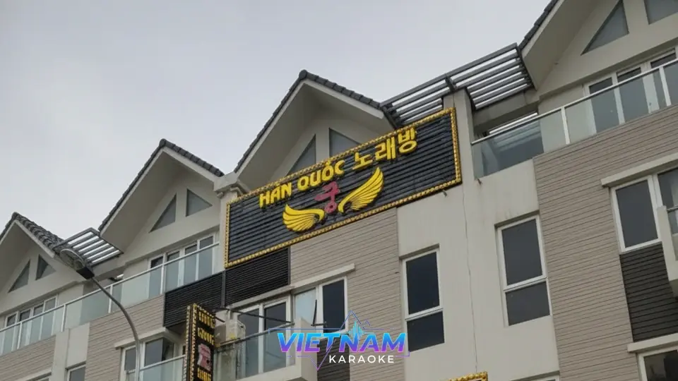 하노이 궁 가라오케 입구와 간판