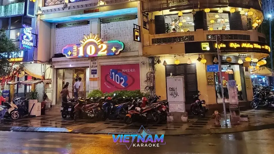 호치민 102 가라오케 건물 외관
