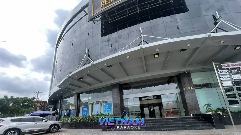 호치민 보스 가라오케 입구와 간판
