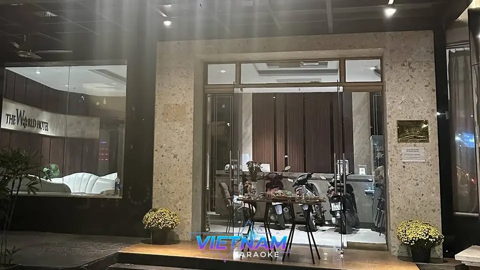 나트랑 마스터 가라오케 입구와 간판